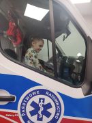 dzieci oglądają wnętrze karetki pogotowia